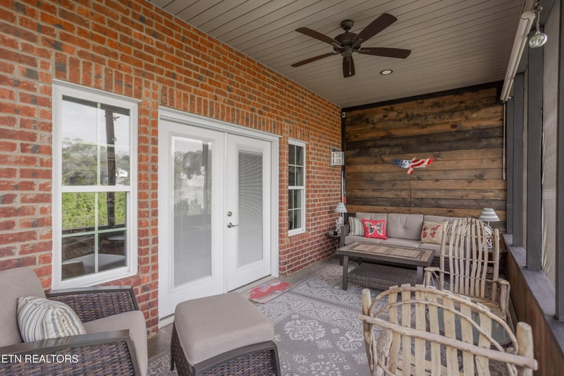 986 Meadow Walk Ln, Lenoir City, TN 37772