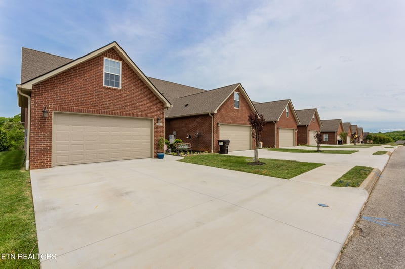 986 Meadow Walk Ln, Lenoir City, TN 37772