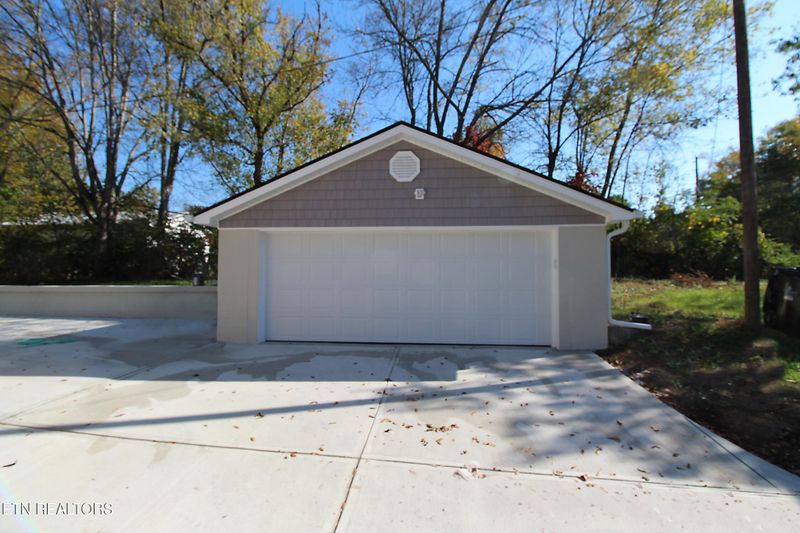 2360 Mealer Rd, Lenoir City, TN 37771