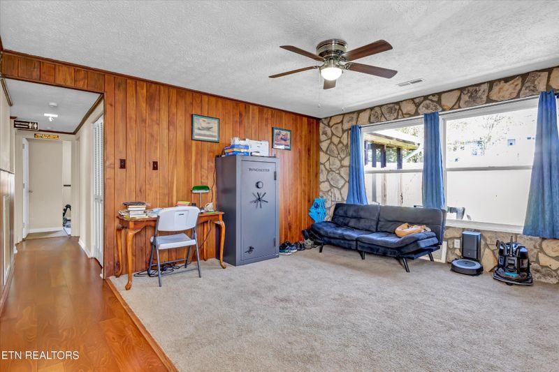 102 Meadow Rd, Oak Ridge, TN 37830