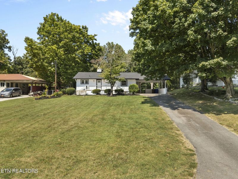 214 Outer Dr, Oak Ridge, TN 37830