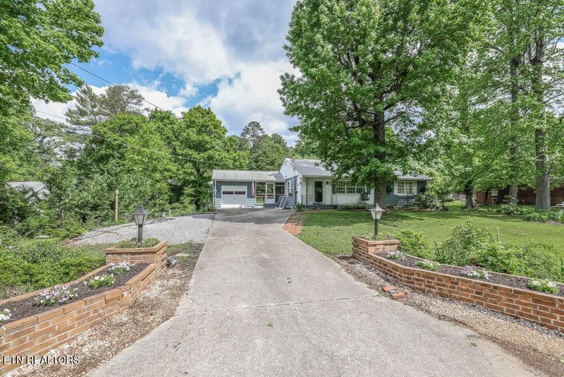 229 Sarvis Dr, Knoxville, TN 37920