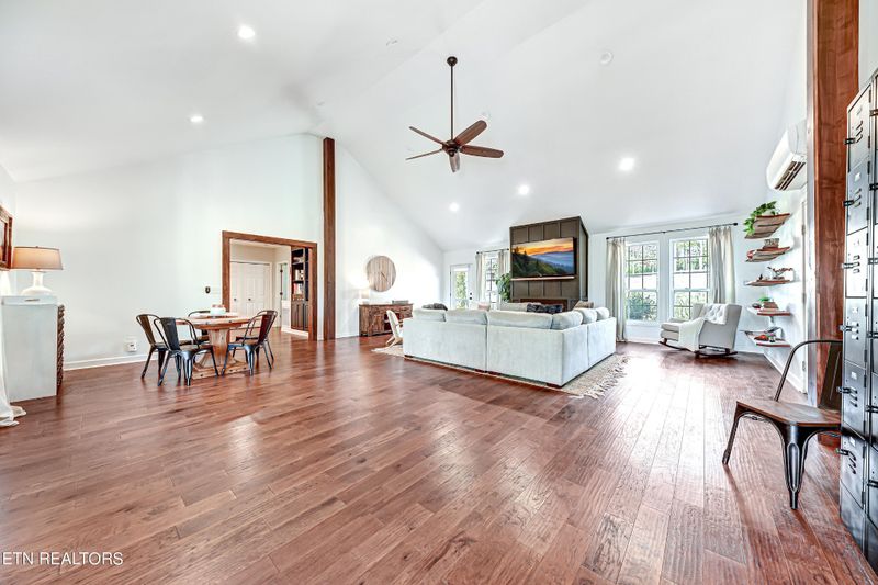 110 Hillsborough Ln, Lenoir City, TN 37772