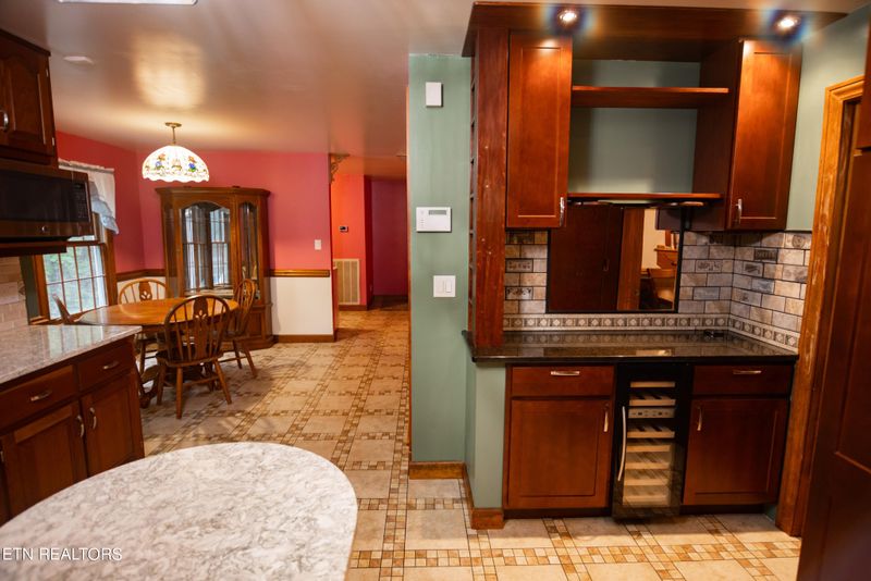 105 Whippoorwill Dr, Oak Ridge, TN 37830