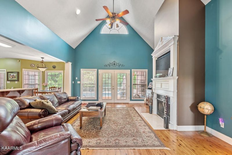 110 Old Farm Rd, Lenoir City, TN 37771