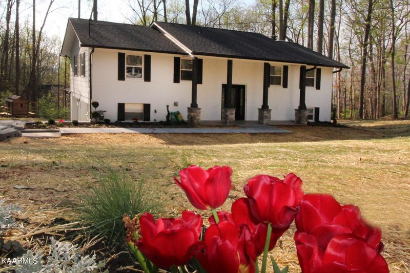 1084 W Outer Dr, Oak Ridge, TN 37830