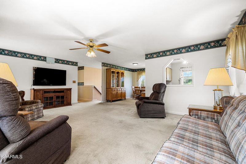 1406 Middle Creek Rd, Sevierville, TN 37862