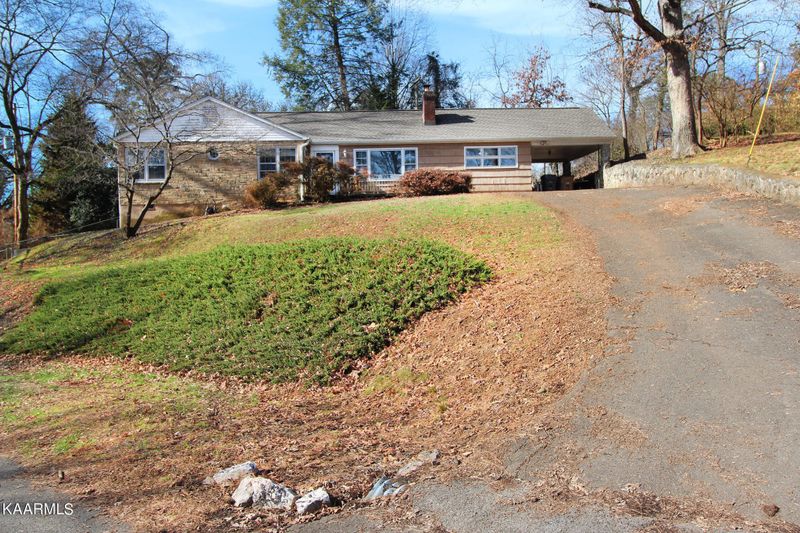 2415 Kennington Rd, Knoxville, TN 37917