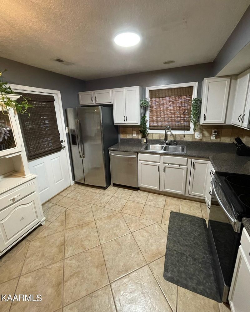 929 Micro Way, Knoxville, TN 37912