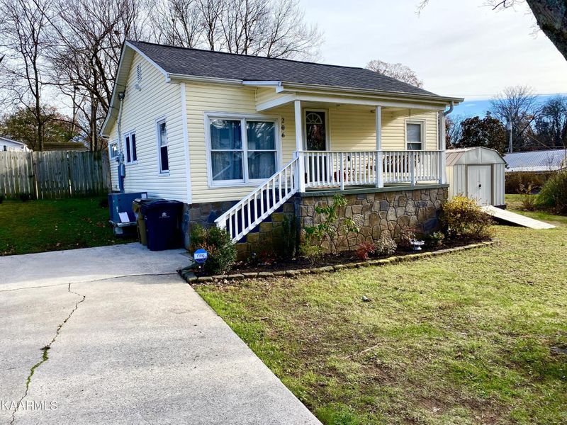 206 Black Oak Dr, Knoxville, TN 37912