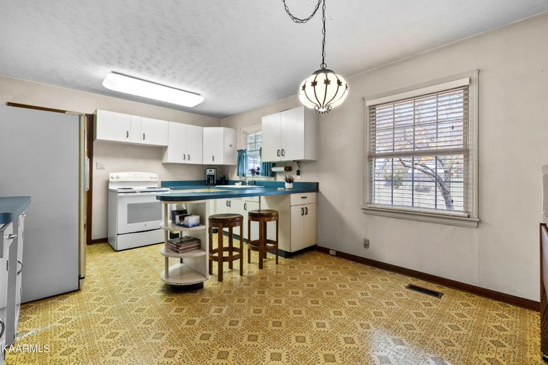 5704 Nw Davida Rd, Knoxville, TN 37912