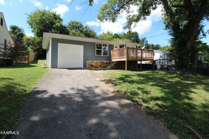 2105 Paris Rd, Knoxville, TN 37912