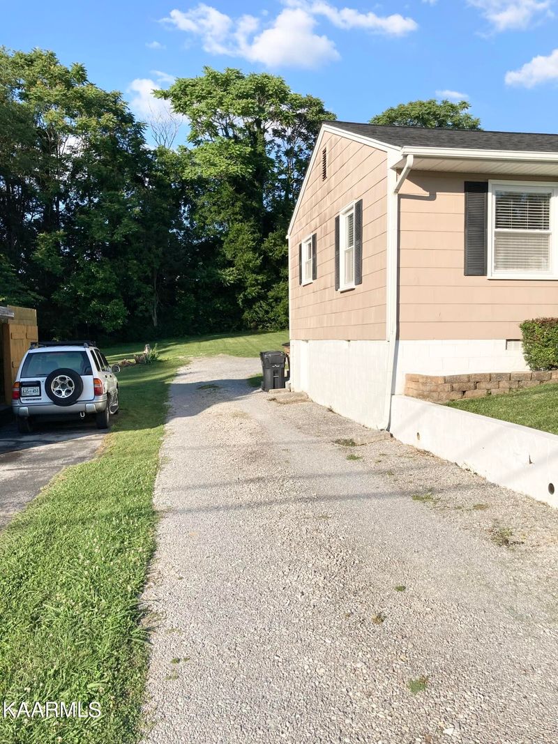 3220 Barton St, Knoxville, TN 37917