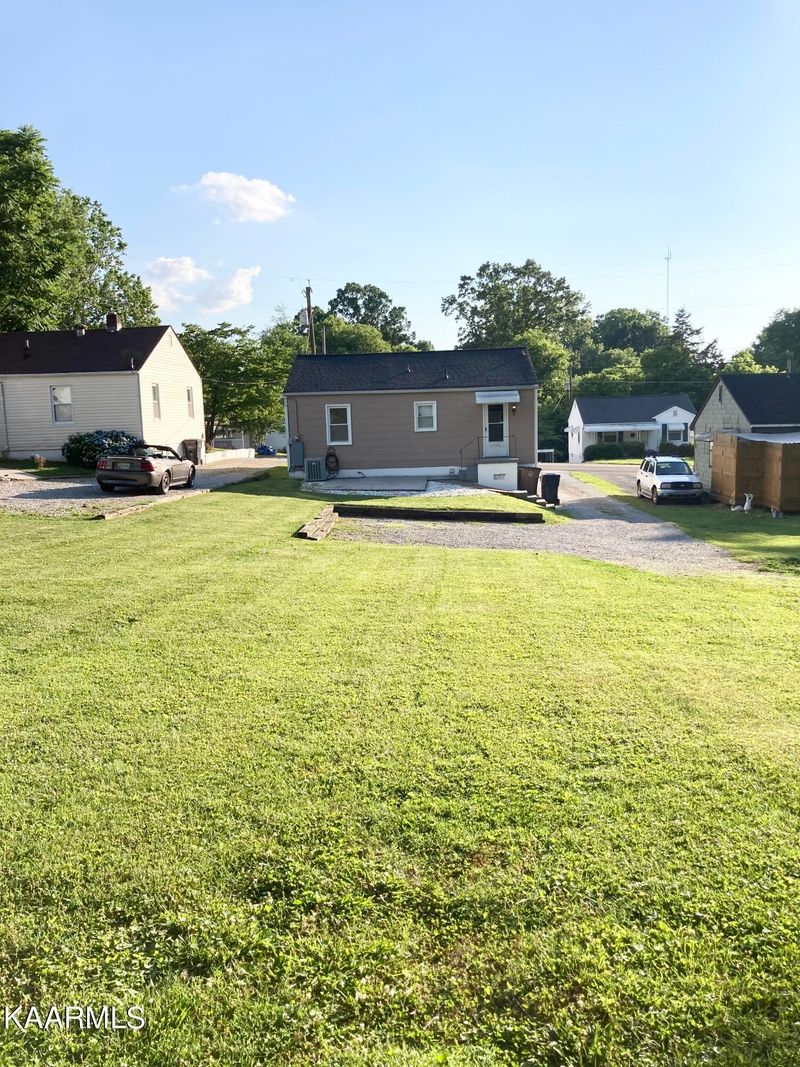 3220 Barton St, Knoxville, TN 37917
