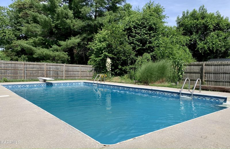 4800 Green Meadow Ln, Knoxville, TN 37917