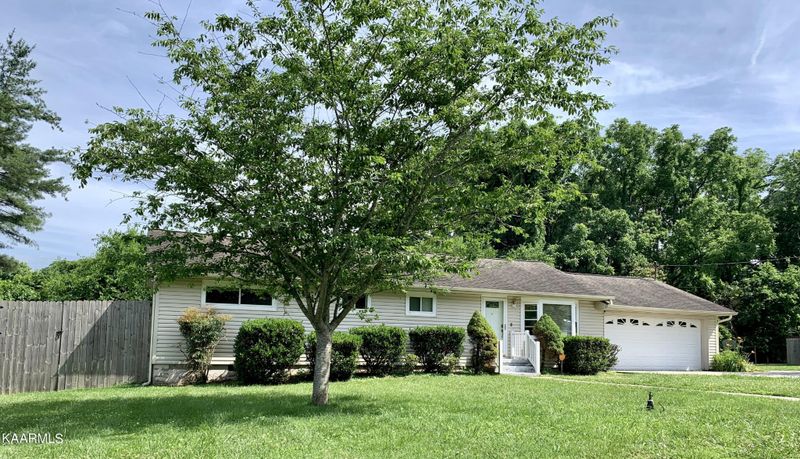 4800 Green Meadow Ln, Knoxville, TN 37917
