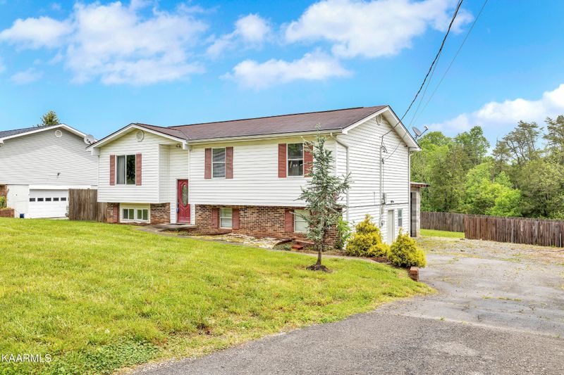 7016 Maize Dr, Knoxville, TN 37918