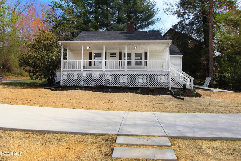 8964 Maple Ridge Ln, Knoxville, TN 37923
