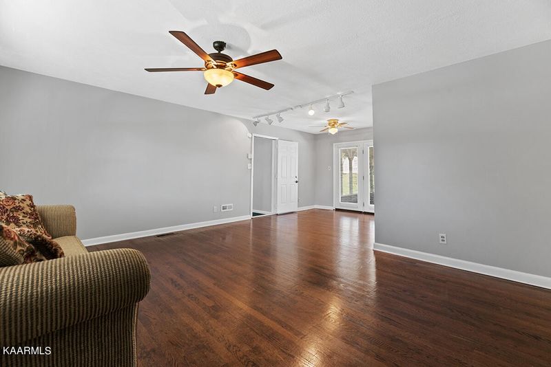 4220 Walrock Ln, Knoxville, TN 37921
