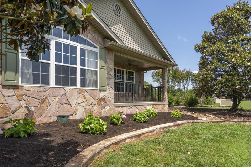 951 Mossy Grove Ln, Maryville, TN 37801