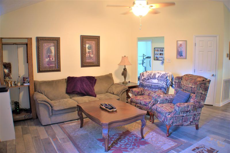 1124 Whitesburg Dr, Knoxville, TN 37918