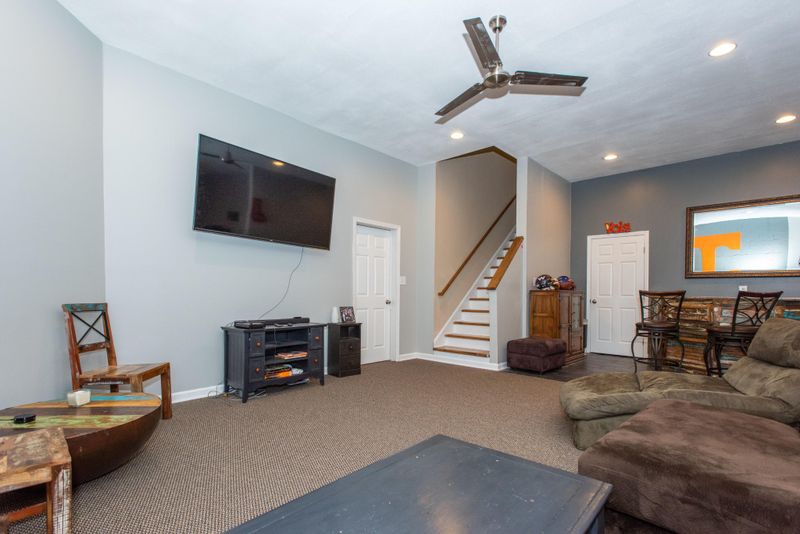 611 Calthorpe Ln, Knoxville, TN 37912