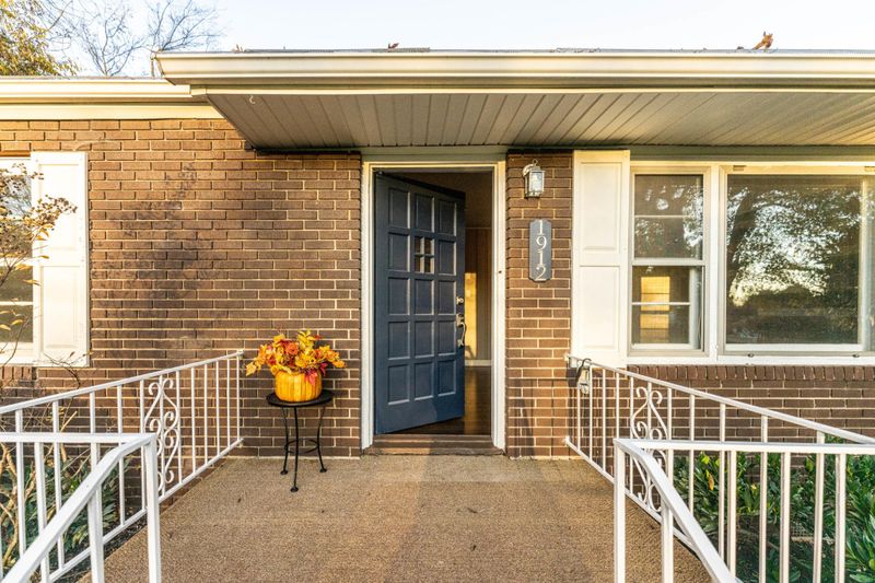 1912 Ault Rd, Knoxville, TN 37914