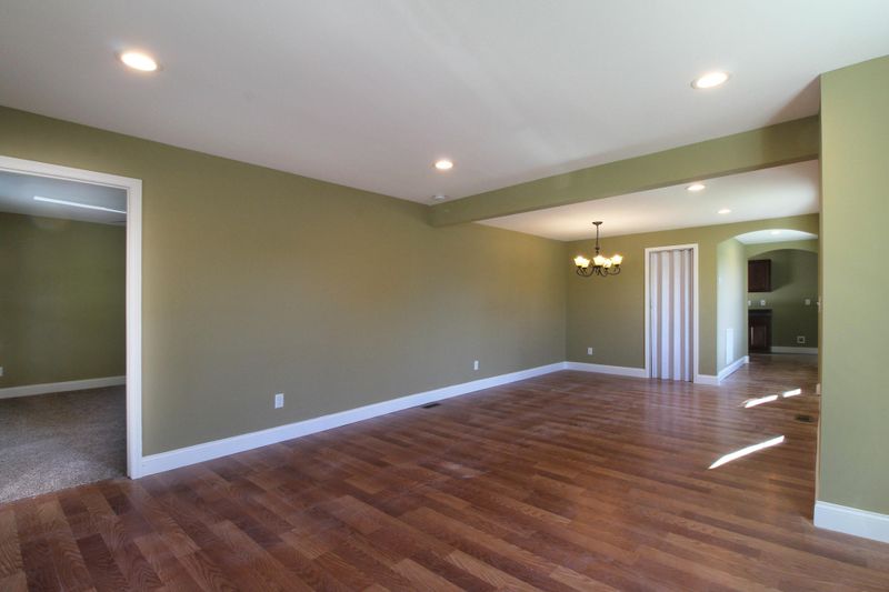 608 N C St, Lenoir City, TN 37771