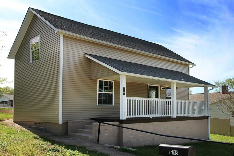 608 N C St, Lenoir City, TN 37771