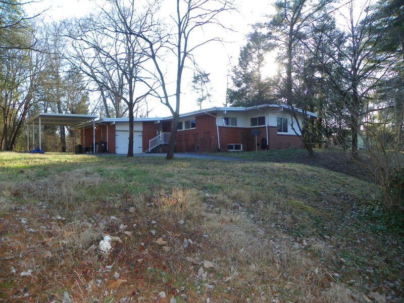 111 Dayton Rd, Oak Ridge, TN 37830