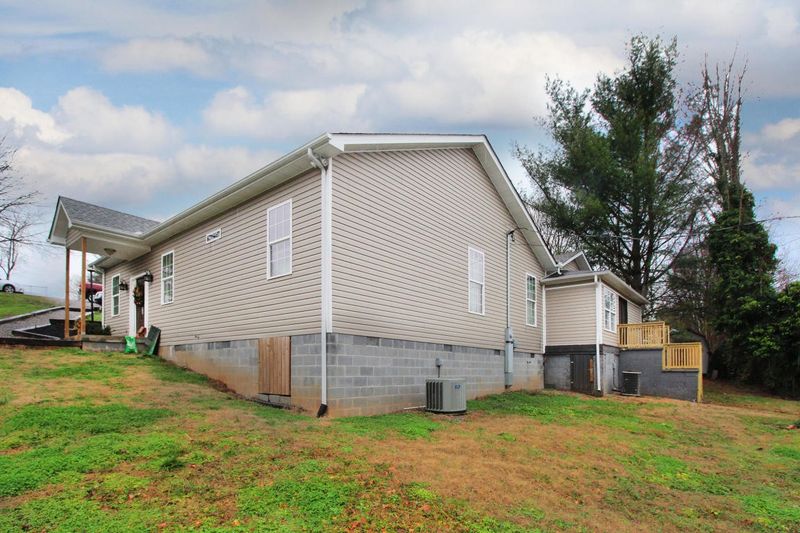 300 Kagley Dr, Lenoir City, TN 37772