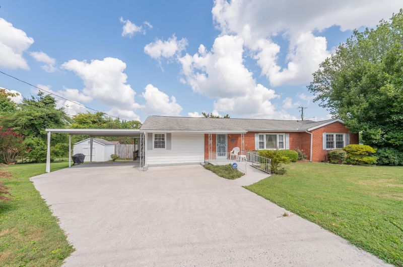 1425 Wake Robin Rd, Knoxville, TN 37918