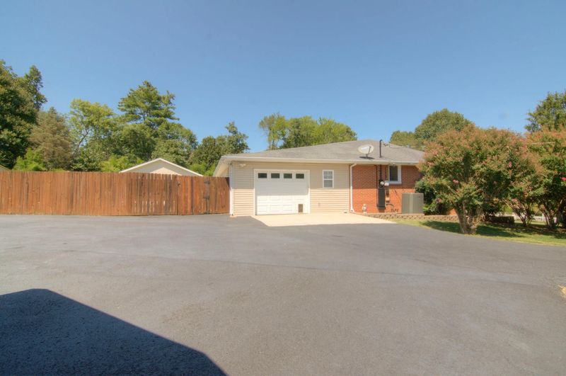 513 Oakcrest Rd, Knoxville, TN 37912
