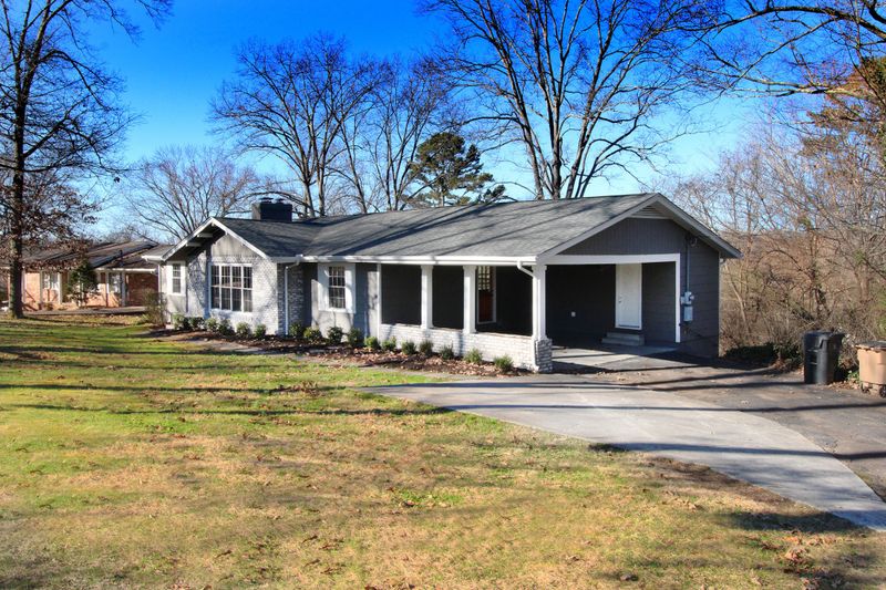 5700 Chesswood Dr, Knoxville, TN 37912
