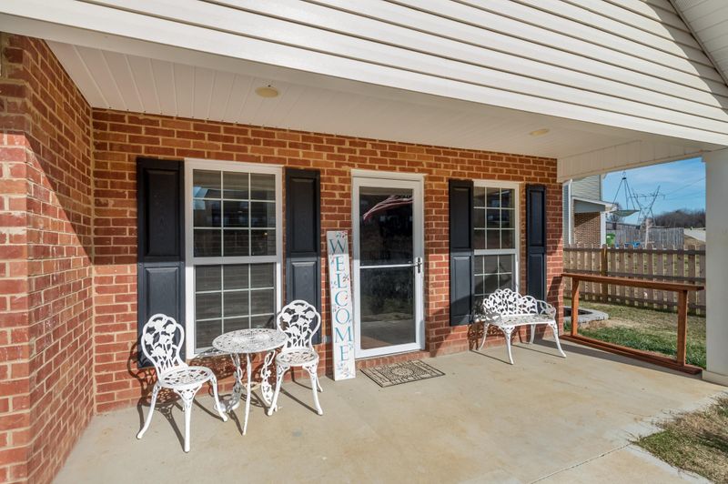 906 Thunder Creek Dr, Maryville, TN 37801