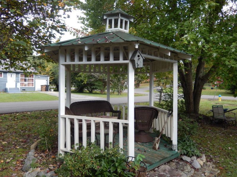 1425 Glen Oaks Dr, Knoxville, TN 37918