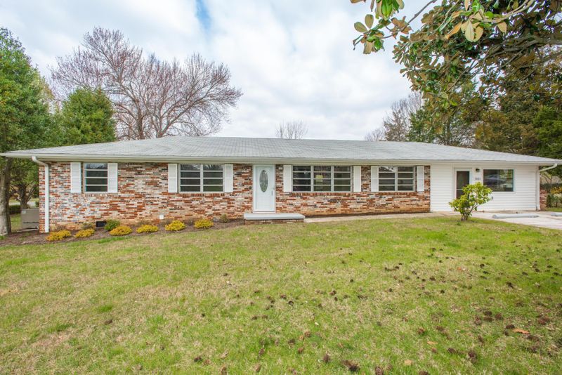 3801 Devon Dr, Knoxville, TN 37918