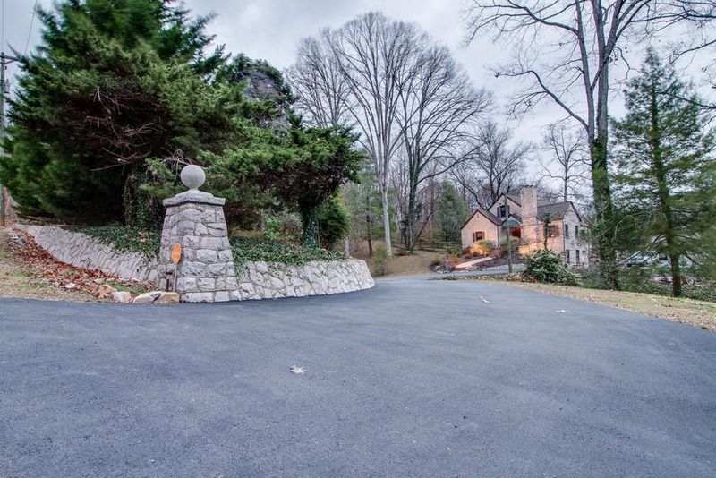 2300 Spring Hill Rd, Knoxville, TN 37914