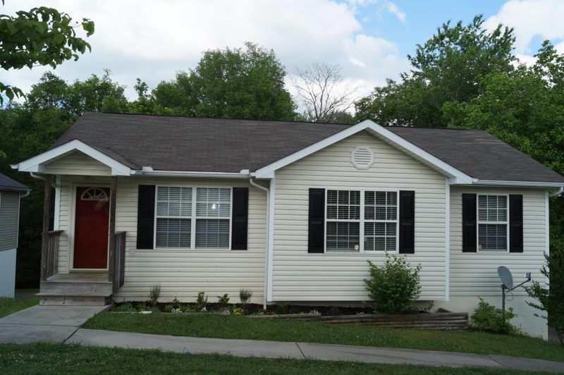 2220 Nw Madison Rd, Knoxville, TN 37912