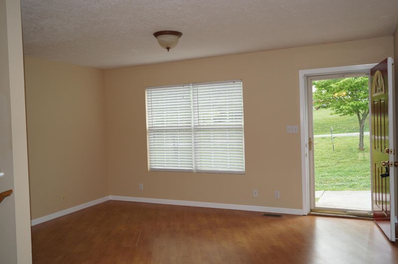 2220 Nw Madison Rd, Knoxville, TN 37912