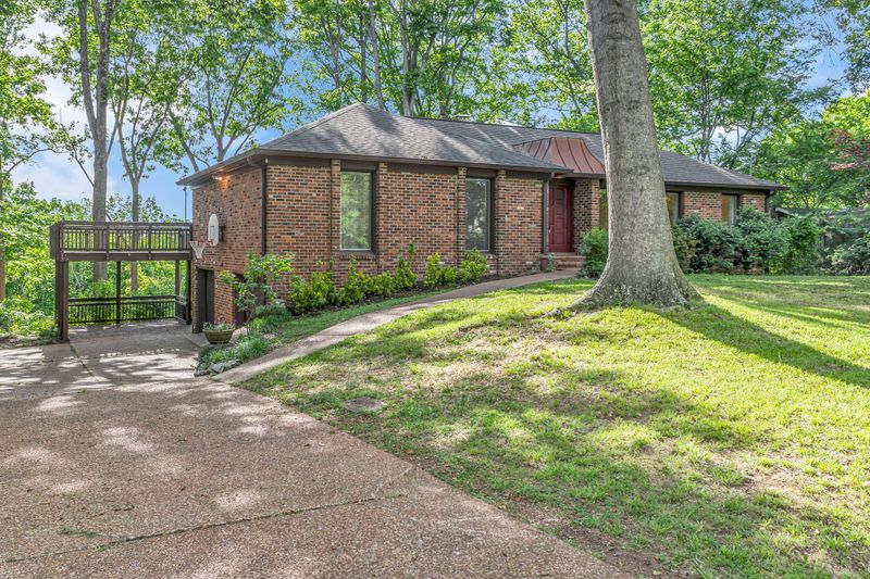 833 Stirrup Dr, Nashville, TN 37221