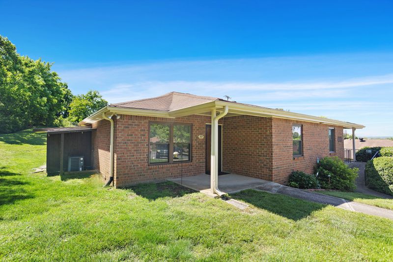 397 Deer Lake Dr, Nashville, TN 37221