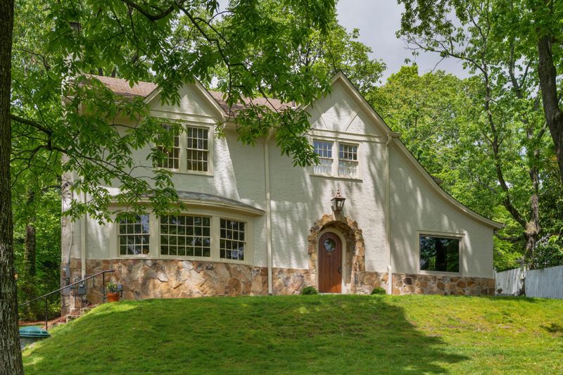 1102 Tinkerbell Ln, Lookout Mountain, GA 30750