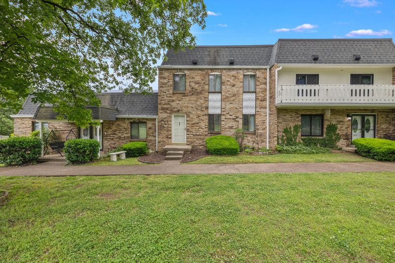 264 Lake Chateau Dr, Hermitage, TN 37076