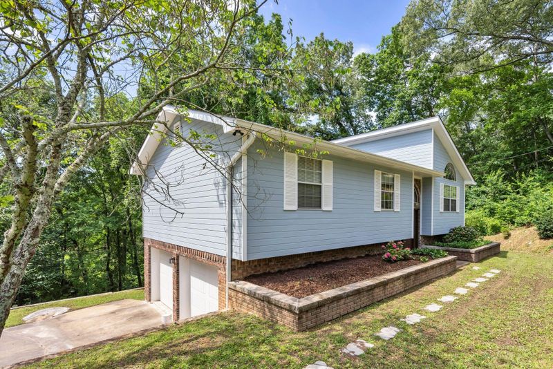 216 Longview Dr, Rossville, GA 30741