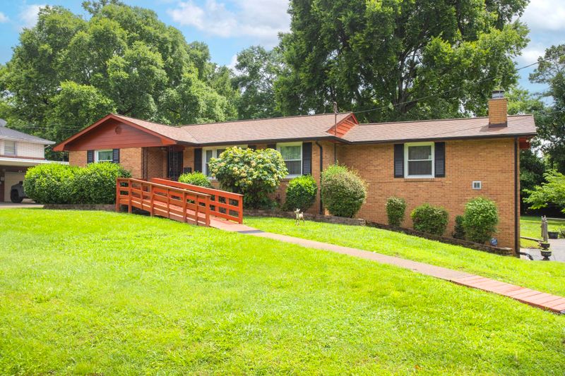 712 Robert Burns Dr, Nashville, TN 37217