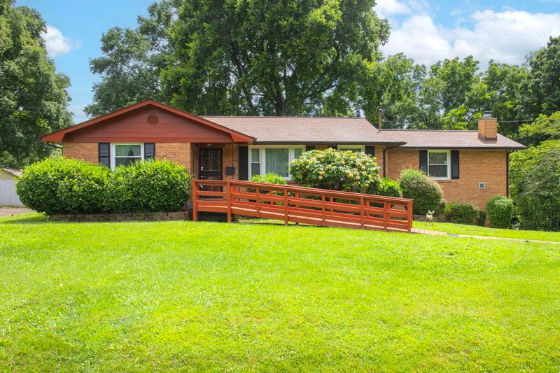 712 Robert Burns Dr, Nashville, TN 37217