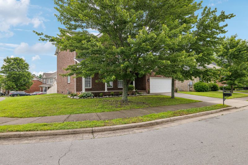 6443 Sunnywood Dr, Antioch, TN 37013