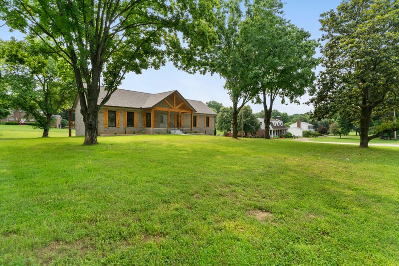 363 Indian Lake Rd, Hendersonville, TN 37075