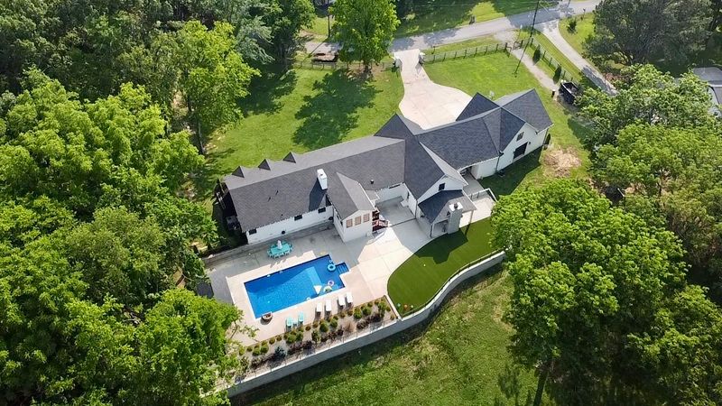 163 Lake Park Dr, Hendersonville, TN 37075